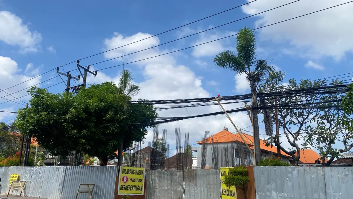 Kondisi SD Negeri 1 Kerobokan yang dalam masa perbaikan, belum lama ini. (Resa Kertawedangga/Bali Express)