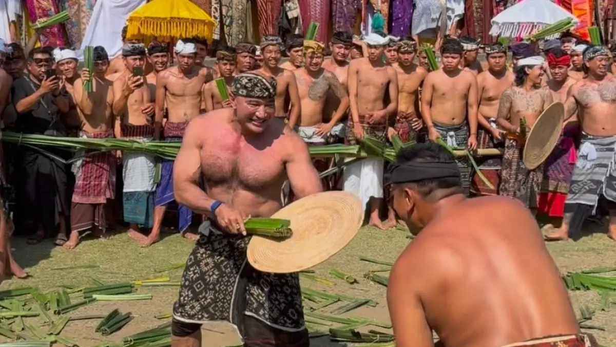 Made Muliawan Arya alias De Gadjah mengikuti tradisi mageret pandan di Desa Adat Tenganan Dauh Tukad, Kecamatan Manggis, Kabupaten Karangasem, Jumat (3/7/2026).