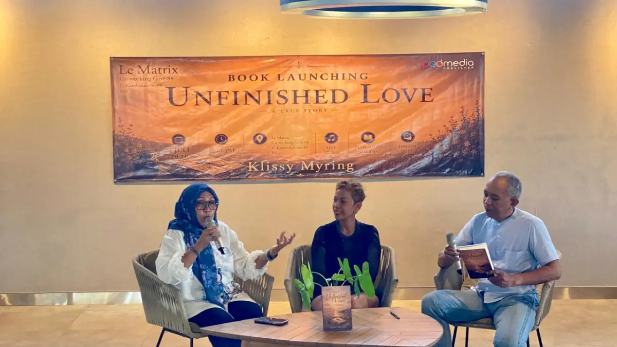 Peluncuran buku Unfhinished Love karya Klissy Myring di kawasan Kerobokan, Kecamatan Kuta Utara, Kabupaten Badung, Sabtu (4/7). (Resa Kertawedangga/Bali Express)