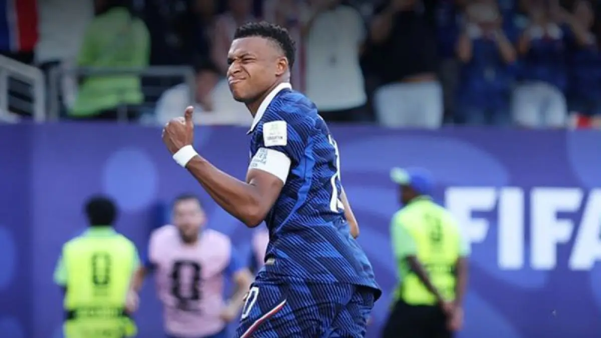 Penyerang timnas Prancis Kylian Mbappe berselebrasi setelah mencetak gol ke gawang Paraguay saat pertandingan babak 16 besar Piala Dunia 2026 di Philadelphia Stadium, Amerika Serikat, Minggu. (X/FIFAWorldCup/antara)

