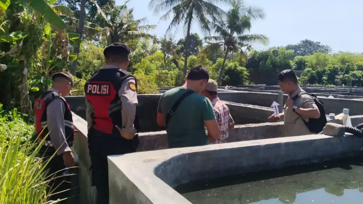 Polsek Gerokgak melakukan olah TKP di dua bocah tenggelam di Desa Banyupoh, Buleleng. (Polsek Gerokgak)