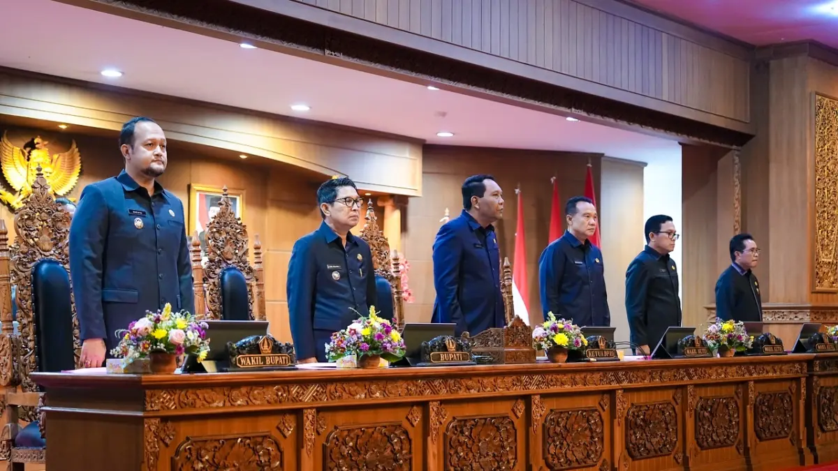 Bupati Adi Arnawa dan Wabup Bagus Alit Sucipta saat menhadiri rapat paripurna, di Ruang Sidang Utama Gosana, Gedung DPRD Badung, Senin, (6/7). (PROKOMPIM SETDA BADUNG)