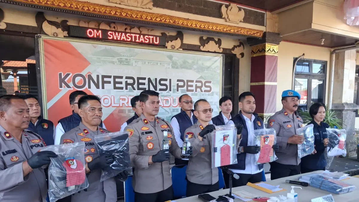 Kapolres Badung AKBP Joseph Edward Purba (tengah, pakai kacamata) bersama jajaran membeberkan terkait perkembangan penanganan kasus korupsi LPD Desa Adat Mambal. (Bali Express/Istimewa)