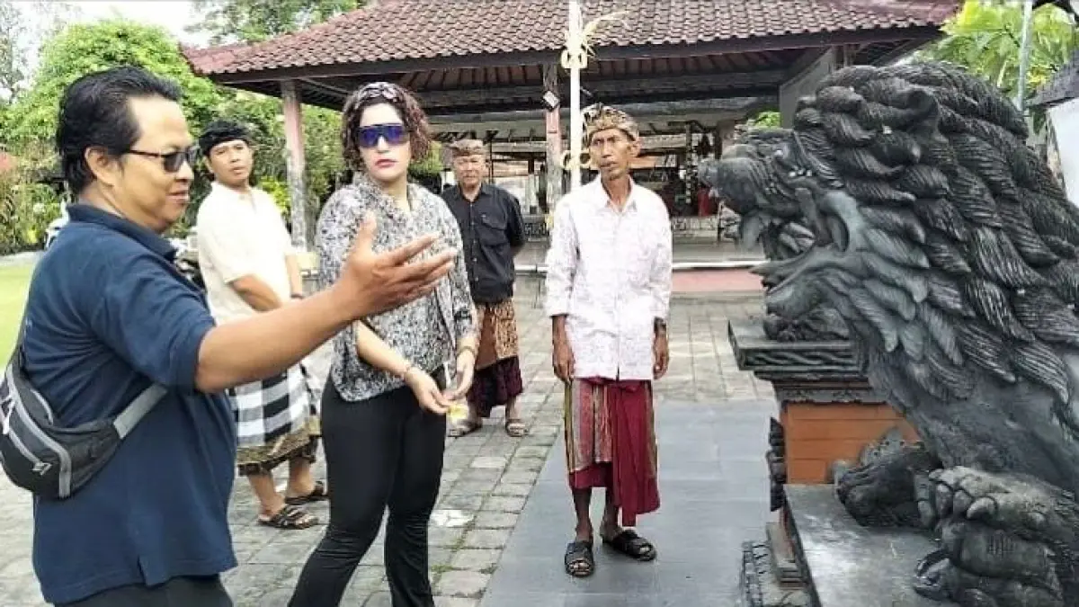 Arezoo Eskandari, seorang pesepeda sekaligus Duta Pariwisata Isfahan, Iran saat singgah di Puri Agung Jembrana. (Riantory Warmadewa/Bali Express)