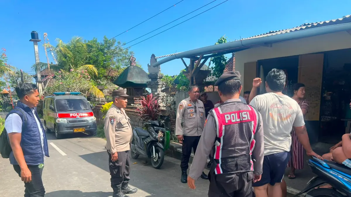 EVAKUASI : Evakuasi perempuan lansia terjatuh di jurang Desa Siangan, Gianyar.&nbsp;
