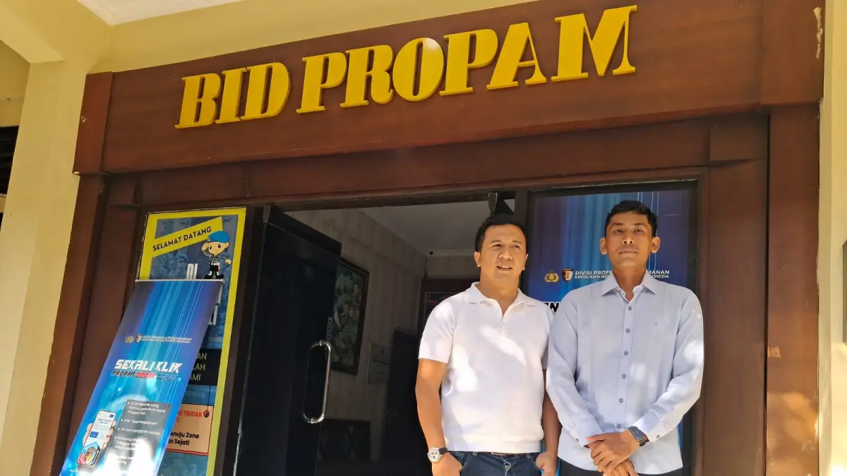 Karyawan CV Berkah Bawang Bali I Wayan Reno Janu Asta (kanan), didampingi Kuasa Hukum Nugraha Brata Kusumah di Propam Polda Bali, Selasa (7/7). (Bali Express/Istimewa)