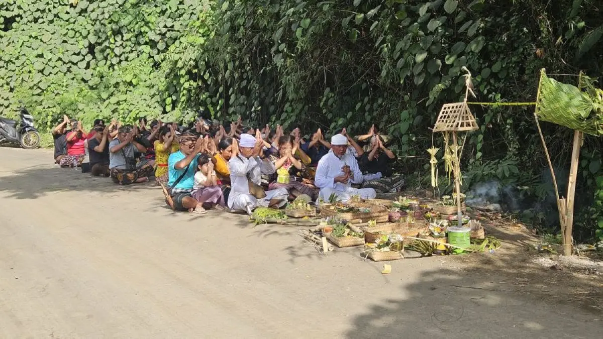 Keluarga Pak Man Colik melaksanakan prosesi pacaruan di lokasi terakhir terlihatnya korban. (Adi Prabawa/Bali Express)