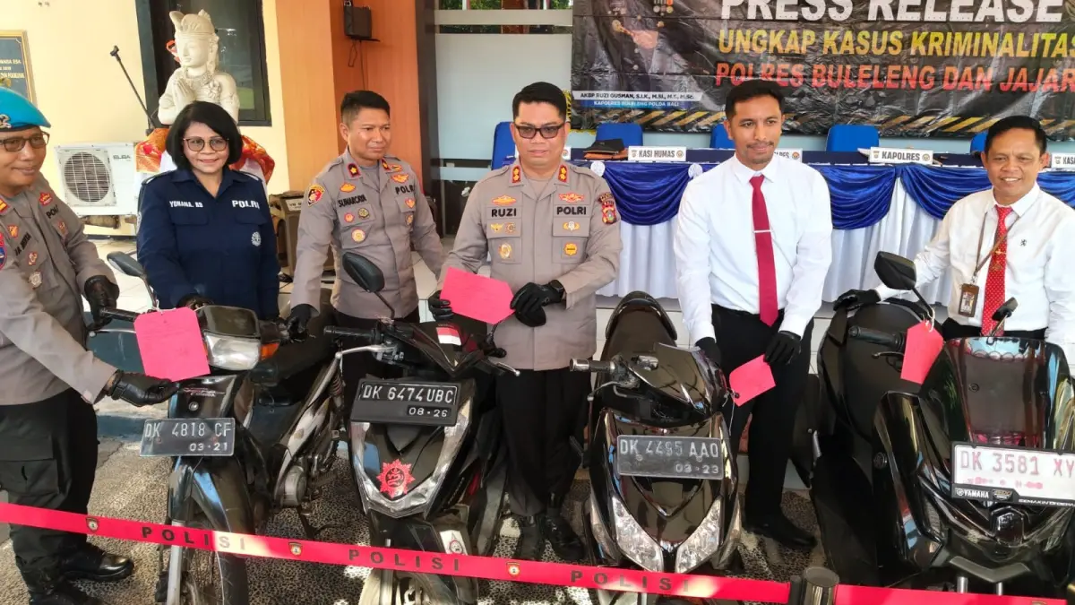 Polisi menujukkan barang bukti sempat sepeda motor yang digasak seorang residivis di Buleleng, Senin (6/7/2026). (Ist)