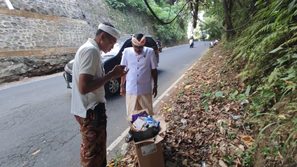 SAMPAH : Prajuru Desa Adat Lodtunduh, Ubud cek sampah yang dibuang sembarangan di selatan kuburan desa setempat.&nbsp;
