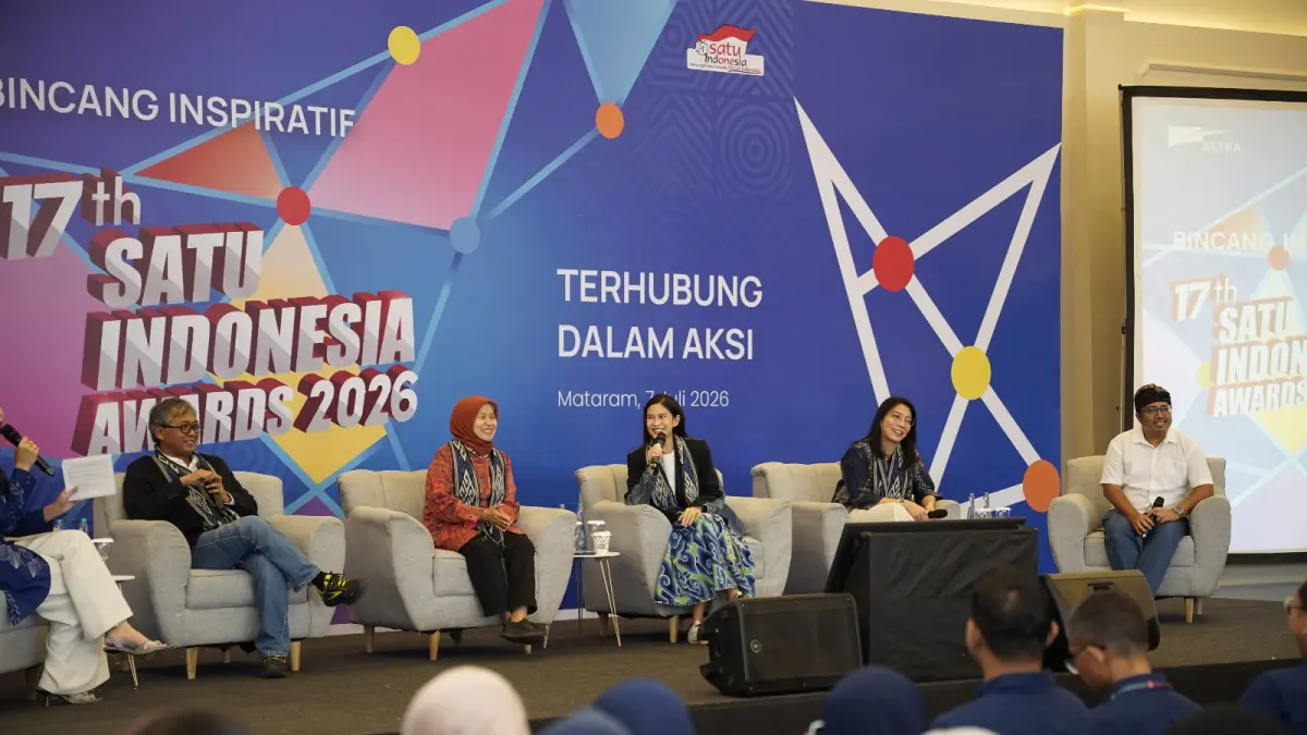 Juri 17th SATU Indonesia Awards 2026 sekaligus Pendiri Institut Bisnis dan Ekonomi Kerakyatan Ir. Tri Mumpuni (kedua kiri), Direktur Utama PT Tempo Inti Media Tbk Arif Zulkifli (kiri), Pegiat Seni & Pendiri Yayasan Dian Sastrowardoyo, Dian Sastrowardoyo (tengah), Head of Corporate Communications Astra Windy Riswantyo (kedua kanan), serta Penerima Apresiasi SATU Indonesia Awards 2023 Bidang Teknologi sekaligus Fasilitator Ecobiz Desa Sejahtera Astra Sasak Ende Lombok Reza Permadi (kanan) pada Roadshow 17th SATU Indonesia Awards 2026 di Mataram, Nusa Tenggara Barat pada Selasa (7/7).