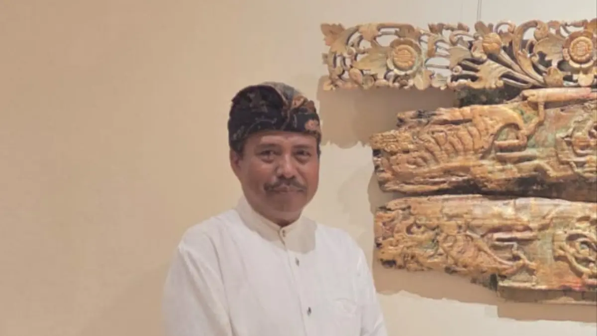 AKADEMISI : Akademisi di dunia seni rupa Prof. I Wayan Karja.