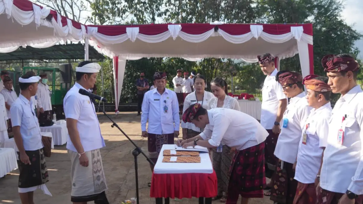 Bupati Jembrana I Made Kembang Hartawan saat melantik Lima Kepala OPD Definitif di TPA Peh Kaliakah, Selasa (7/7/2026). (ist)