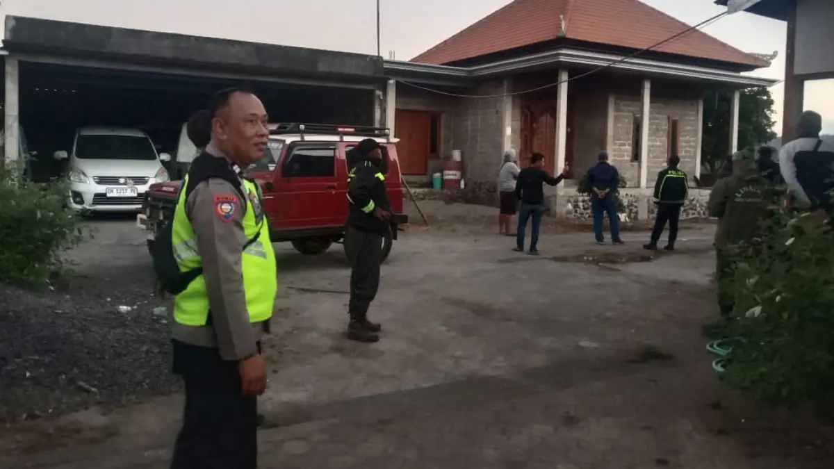 Polisi bersama pihak terkait mendatangi rumah seorang pria di Desa Sukawana, Kecamatan Kintamani, Bangli, Senin (6/7/2026).(Ist)