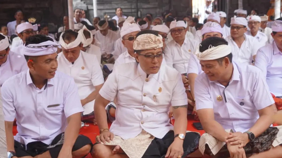 Wagub Giri Prasta bersama Bupati Kembang Hartawan saat hadir Ngupasaksi Karya Agung Mupuk Pedagingan lan Ngenteg Linggih Pura Desa lan Puseh Desa Adat Pangyangan, Selasa (7/7/2026). (ist)