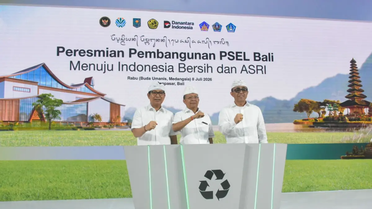 Wali Kota Denpasar, I Gusti Ngurah Jaya Negar bersama Wakil Wali Kota Denpasar, I Kadek Agus Arya Wibawa saat menghadiri seremoni peresmian pembangunan (groundbreaking) yang ditandai dengan menuangkan sampah ke tempat pembuangan sampah di Kawasan Kelurahan Pedungan, Denpasar Selatan, Rabu (8/7).