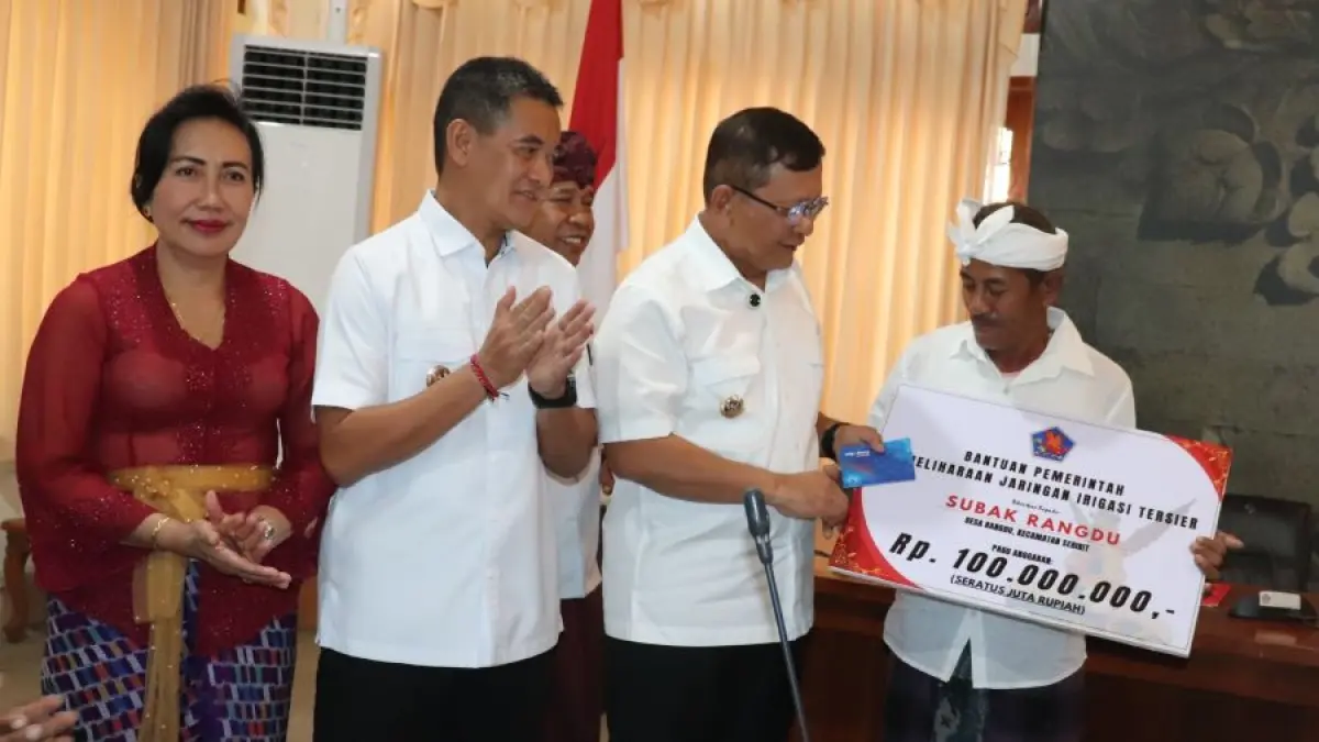 Penyaluran bantuan secara simbolis kepada 30 subak di Buleleng. (Ist)