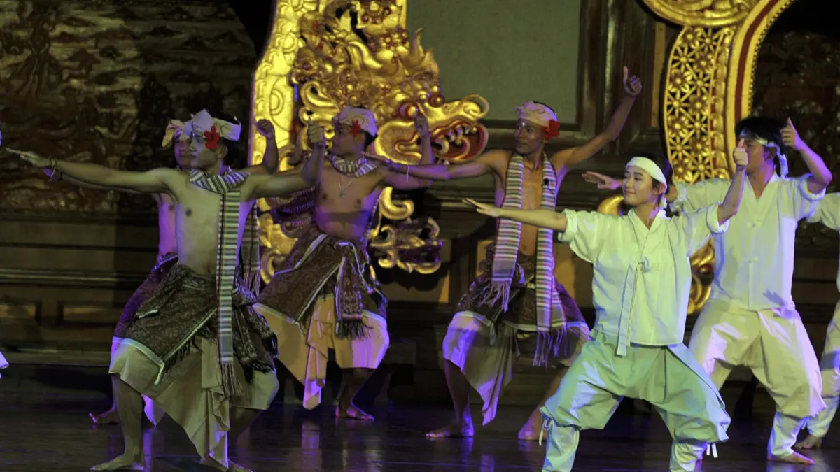  Seniman Bali bersama Seoul Institute of the Art saat penampilan di Pesta Kesenian Bali (PKB) 2026, Rabu (8/7).