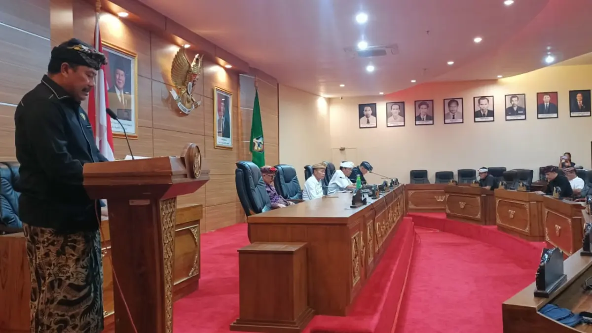 Anggota dewan I Wayan Sutama dari Fraksi Golkar membacakan pandangan fraksinya terhadap Ranperda Laporan Pertanggungjawaban Pelaksanaan APBD Bangli 2025, Kamis (9/7/2026). &nbsp;(Ist)