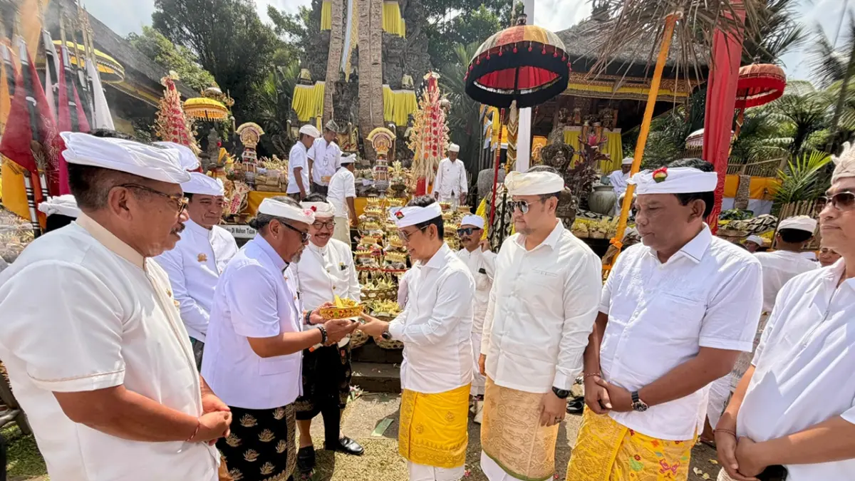 Bupati Adi Arnawa bersama Wabup Bagus Alit Sucipta memimpin bakti penganyaran di Pura Kahyangan Jagat Mandara Giri Semeru Agung, Desa Senduro, Kabupaten Lumajang, Jawa Timur, Jumat (10/7). (PROKOMPIM SETDA BADUNG)