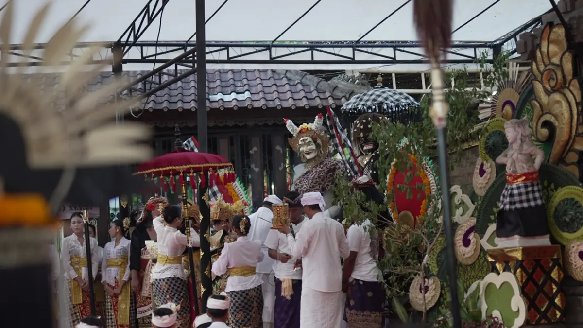 Duta Badung dari Sanggar Tari Rare Cili Kedonganan saat ngelawang Barong Landung di Kalangan Angsoka, Taman Budaya Provinsi Bali (Art Center) Denpasar, Selasa (7/7). (ist)