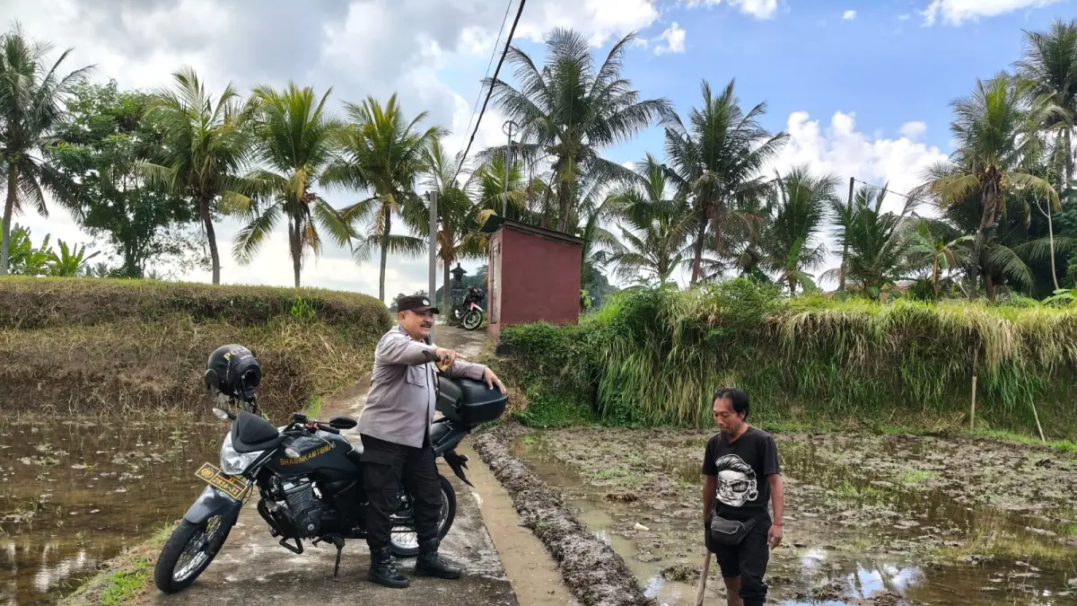 KEAMANAN : Bhabinkamtibmas Desa Singakerta, Ubud, &nbsp;Aiptu I Made Widastra lebih akrab disapa "Dastro Bergolo”.