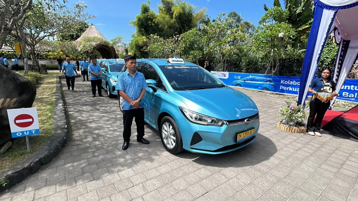 Kerjasama dengan Koptax Ngurah Rai, Bluebird Serahkan 75 armada taksi listrik (EV)