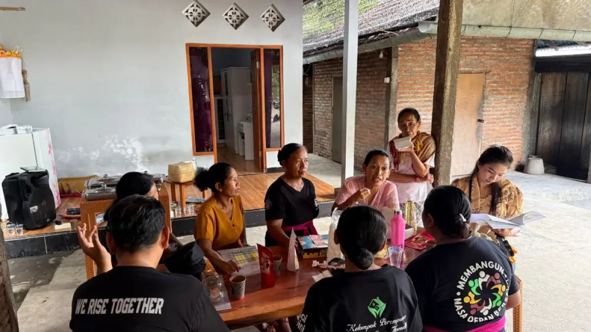 Pendampingan kepada warga di Desa Wisata Panji, Buleleng dalam mengelola keterampilan untuk melayani wisatawan. (Ist)
