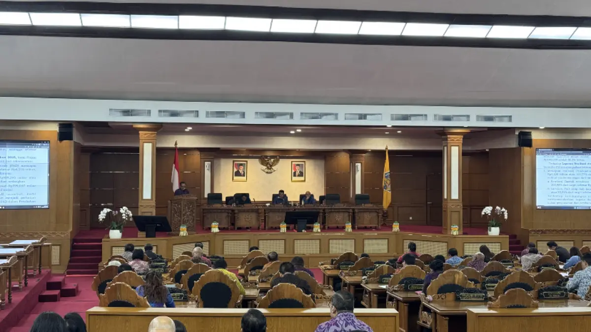 RAPAT:&nbsp;Rapat Paripurna ke-43 Masa Persidangan III Tahun Sidang 2025-2026 yang digelar di Ruang Sidang Utama DPRD Bali, Jumat (10/7)