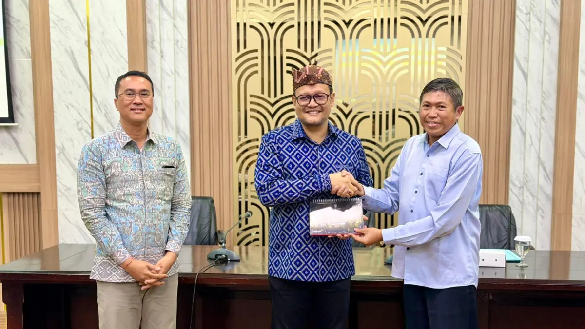 Wabup Bagus Alit Sucipta didampingi Sekda Surya Suamba saat kunjungan kerja ke Pemerintah Kota Surabaya, Kamis (9/7). (PROKOMPIM SETDA BADUNG)