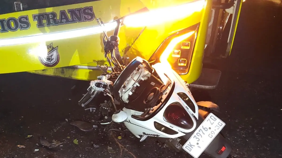 Kendaraan Honda Scoopy DK 3976 ZQ yang terlibat kecelakaan di Jalan Denpasar–Gilimanuk, Banjar Munduk, Desa Pohsanten, Kecamatan Mendoyo. (ist)