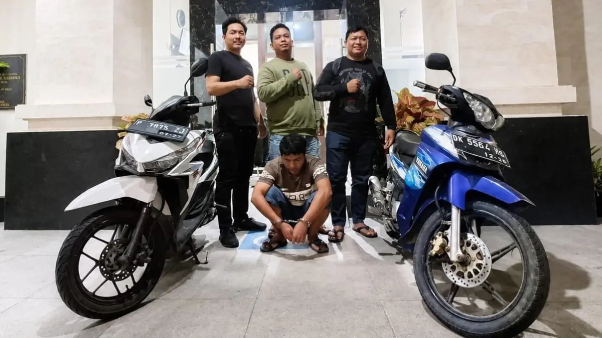 Pelaku dan barang bukti kasus pencurian sepeda motor di Desa Buwit diamankan Polsek Kediri, Tabanan. (Ist)