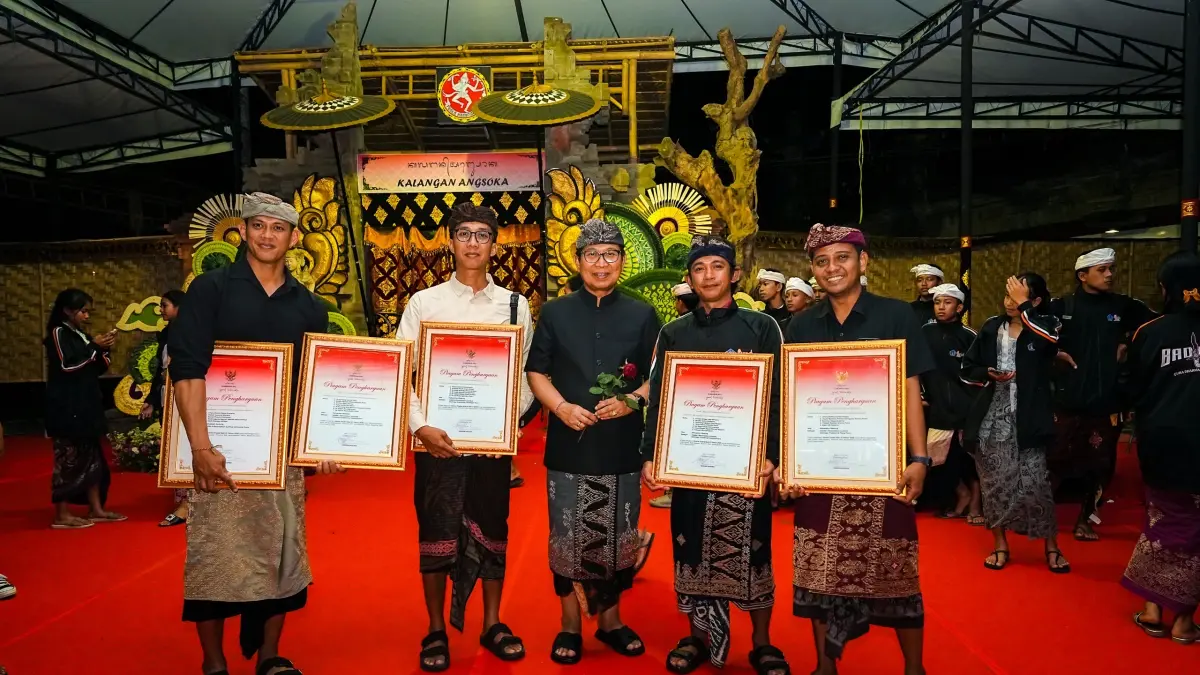 Bupati Adi Arnawa saat menghadiri Penutupan PKB XLVIII Tahun 2026 yang dirangkaikan dengan Pembukaan Festival Seni Bali Jani VIII Tahun 2026 di Panggung Terbuka Ardha Candra, Art Centre, Denpasar, Sabtu (11/7). (PROKOMPIM SETDA BADUNG)
