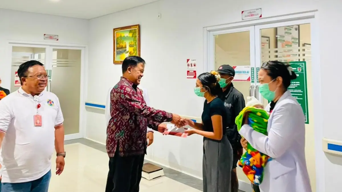 Bupati Bangli Sang Nyoman Sedana Arta menemui orang tua yang melahirkan bayi lahir dengan berat badan 700 gram di RSUD Bangli, Jumat (10/7/2026). (Ist) 