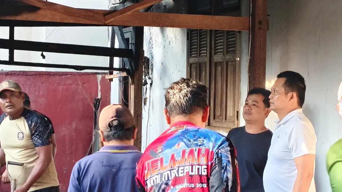 Bupati Jembrana I Made Kembang hartawan saat mengunjungi korban kebakaran di Desa Pekutatan, Minggu (12/7). (ist)
