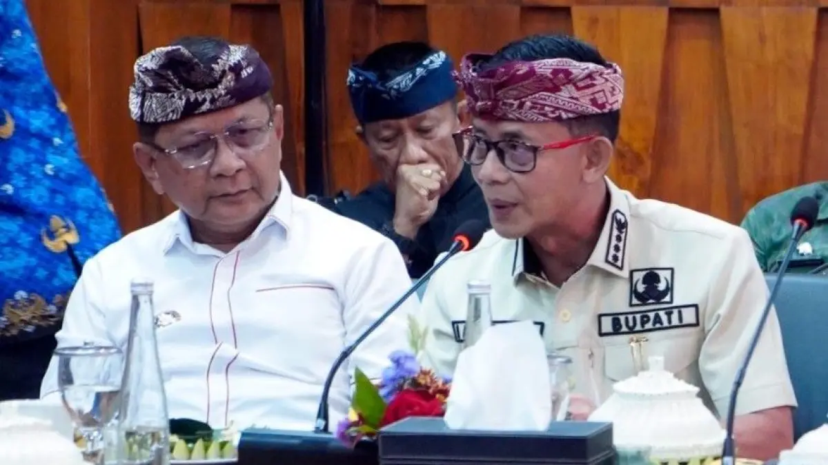 Bupati Klungkung I Made Satria (kanan) mengikuti rapat koordinasi bersama Gubernur Bali dan Menteri Perhubungan RI di Gedung Kertha Sabha, Rumah Jabatan Gubernur Bali, Kamis (9/7/2026). (Ist)