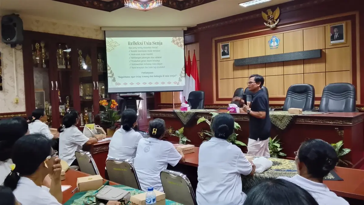 LANSIA : Kegiatan sekolah lansia di Desa Batubulan.&nbsp;