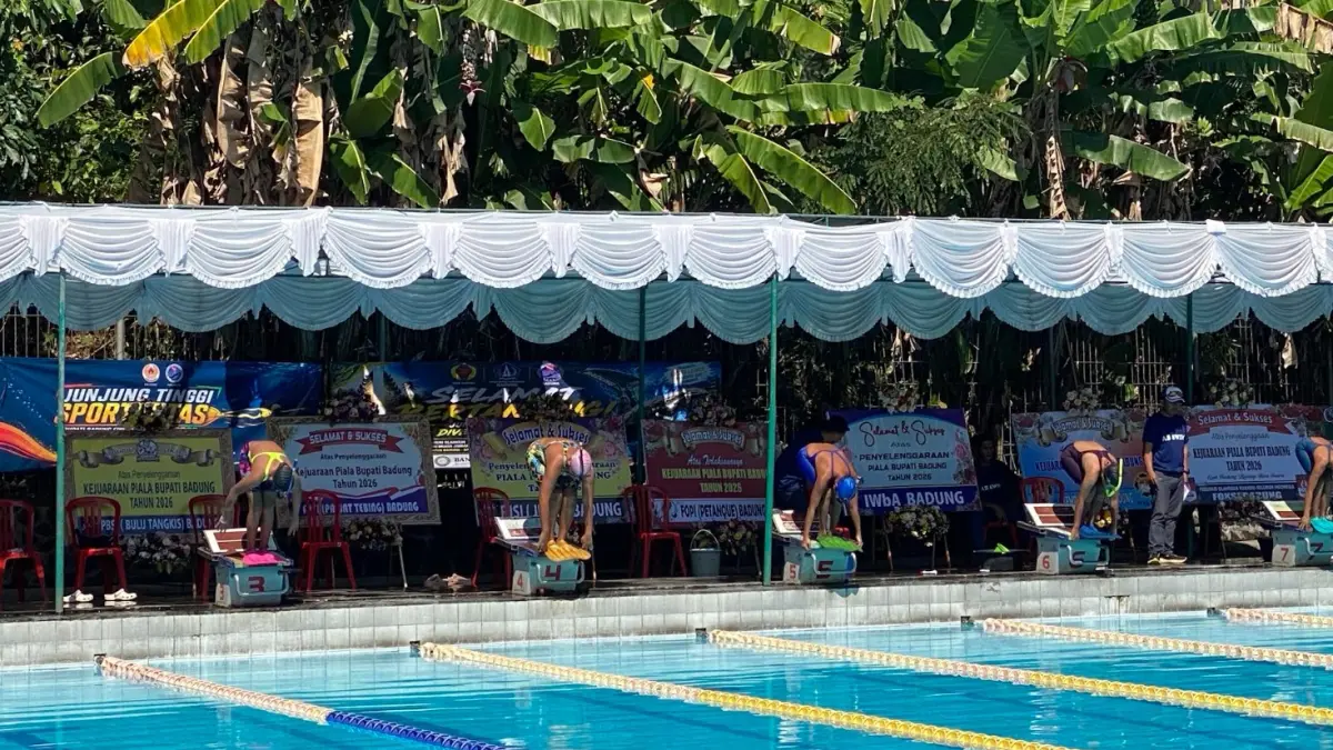 Pelaksanaan Fin Swimming Open Badung di Kolam Renang Tirta Arum, Blahkiuh, Abiansemal, Minggu (12/7). (Resa Kertawedangga/Bali Express)