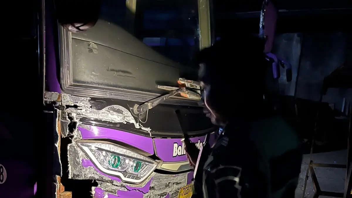 Polisi mengecek bus setelah terlibat kecelakaan di Jalan Putra Yuda, wilayah Banjar Penglumbaran, Desa Penglumbaran, Kecamatan Susut, Bangli, Sabtu (11/7/2026). (Ist)