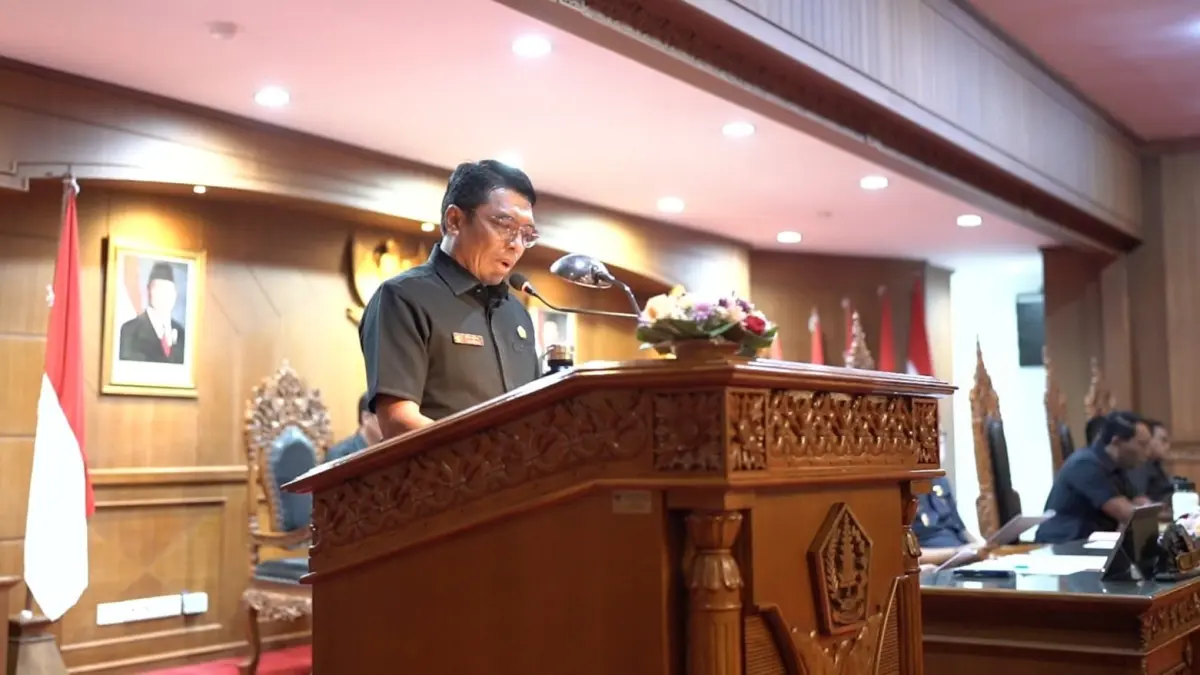Anggota Fraksi Golkar DPRD Badung, I Made Suparta saat membacakan PU dalam rapat paripurna, Senin (13/7). (Humas DPRD Badung)