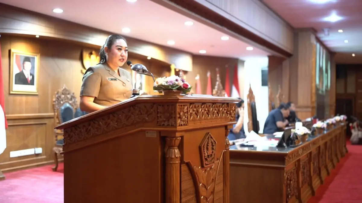 Anggota Fraksi PDIP DPRD Badung, Yayuk Agustin Lessy saat membacakan PU dalam rapat paripurna, Senin (13/7). (Humas DPRD Badung)