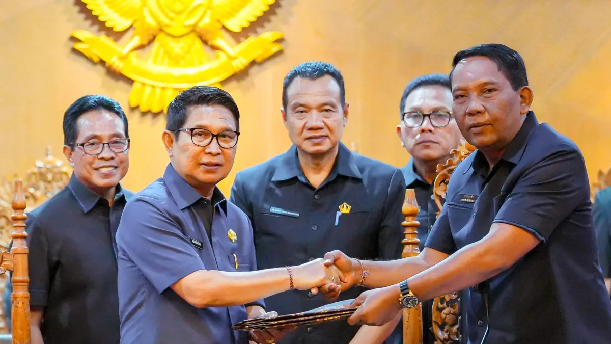 Bupati Adi Arnawa saat menghadiri Rapat Paripurna Masa Persidangan Ketiga DPRD Kabupaten Badung Tahun Sidang 2025–2026 di Ruang Sidang Utama DPRD Badung, Senin (13/7). (PROKOMPIM SETDA BADUNG)