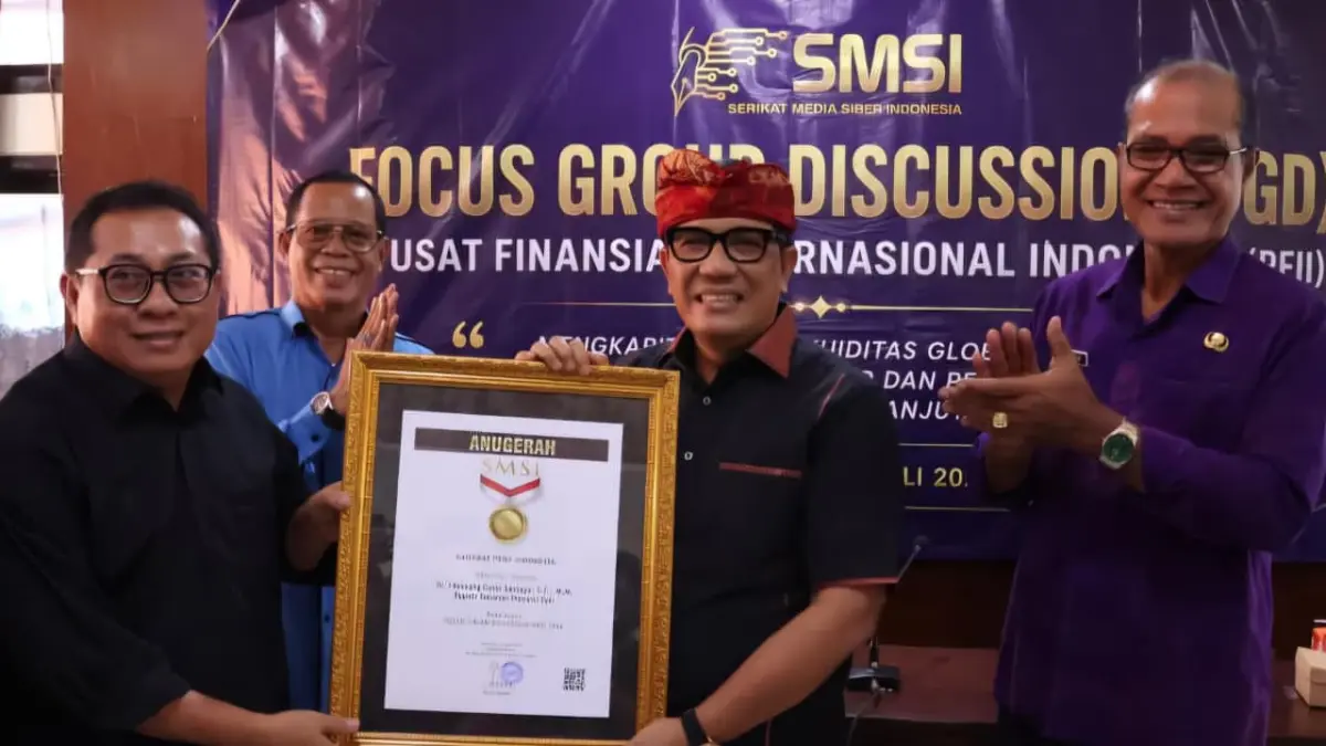 Bupati Tabanan I Komang Gede Sanjaya menerima Anugerah Sahabat Pers Indonesia yang diberikan komitmennya membangun kemitraan yang harmonis dengan insan pers.