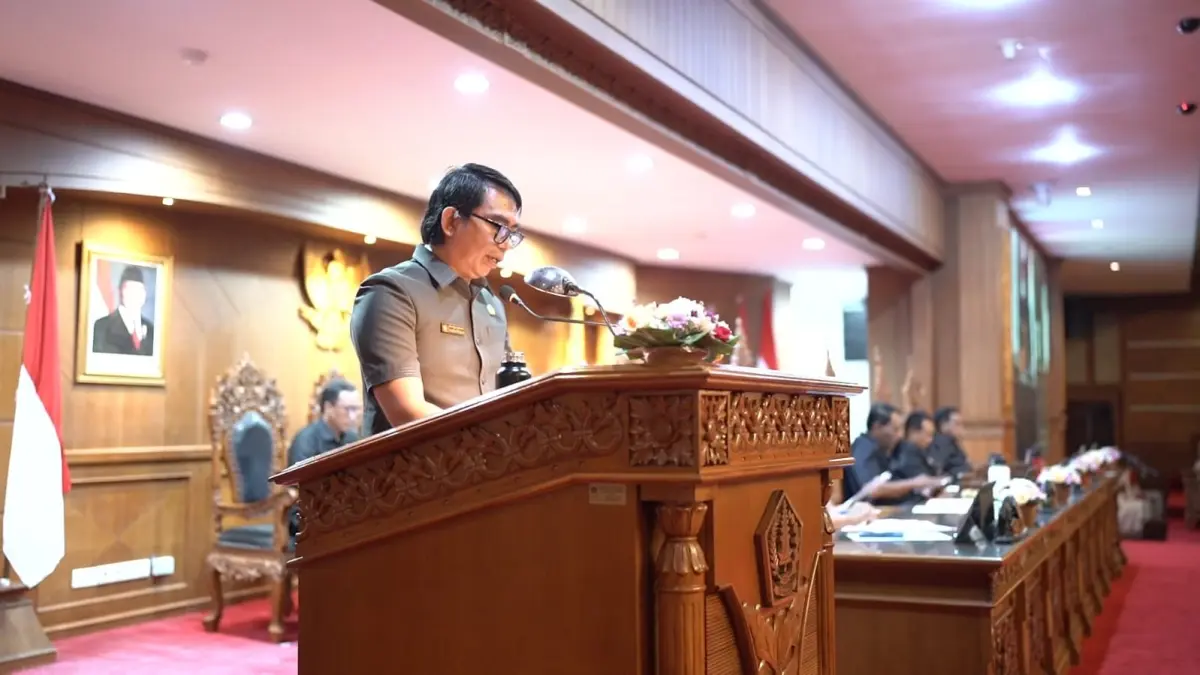Sekretaris Fraksi Gerindra DPRD Badung Ida Bagus Gede Putra Manubawa saat membacakan PU dalam rapat paripurna, Senin (13/7). (Humas DPRD Badung)