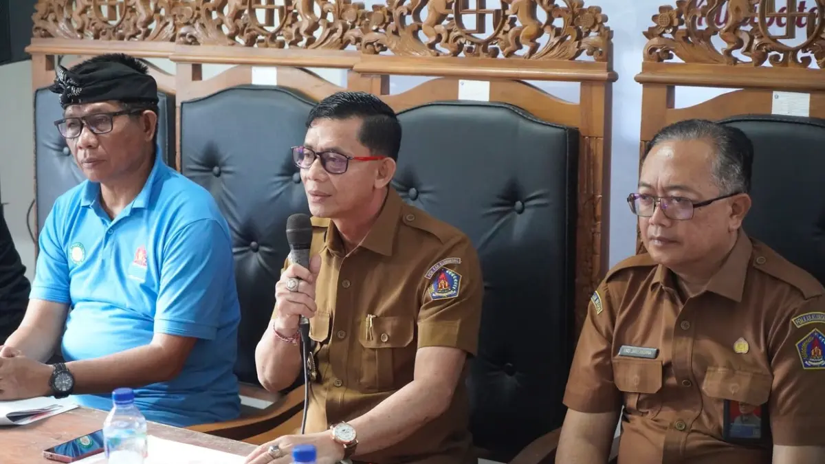Bupati Klungkung I Made Satria (tengah) sosialisasi program SPAM di Kantor Perbekel Desa Pejukutan, Senin (13/7/2026).&nbsp;(Ist)