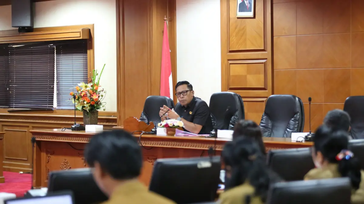 Komisi III DPRD Badung saat menggelar raker bersama BPKAD dan Bapenda Badung, Senin (13/7). (Humas DPRD Badung)