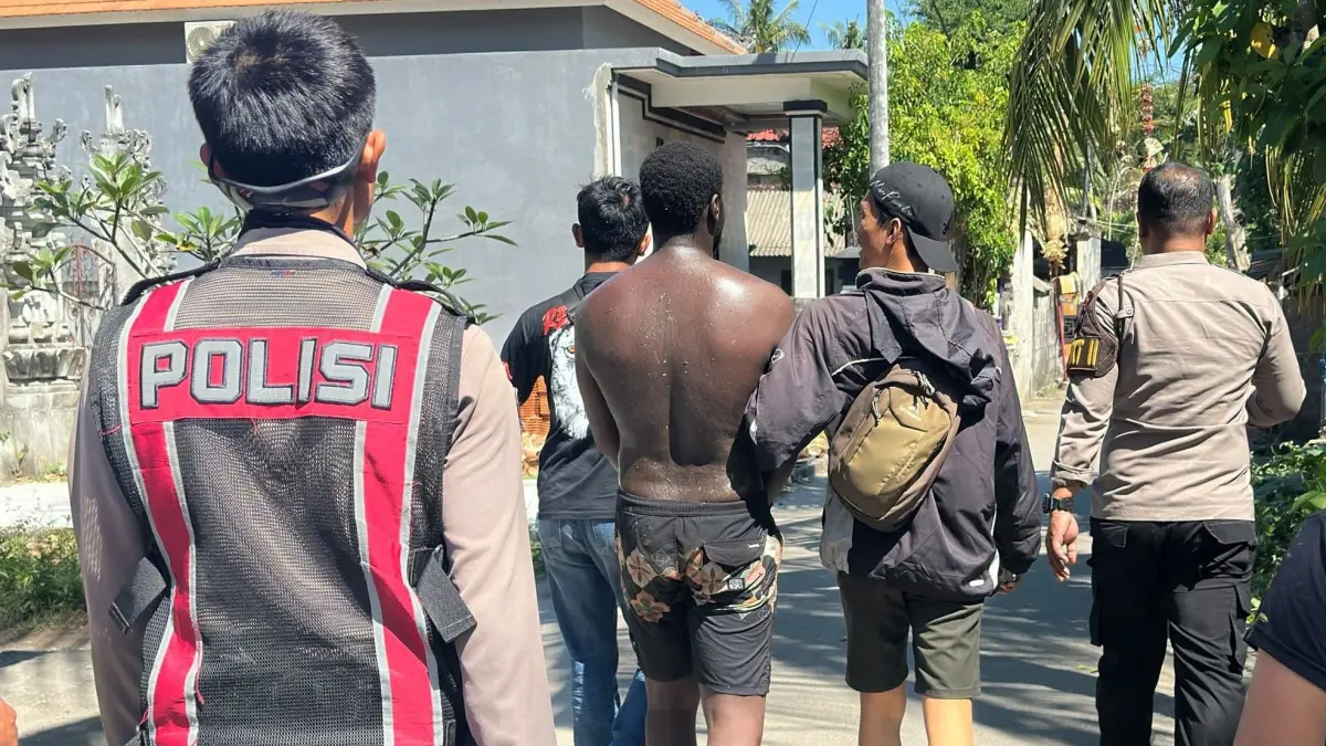 Personel Polsek Nusa Penida mengamankan WNA Inggris terduga pelaku pencurian. (Ist)