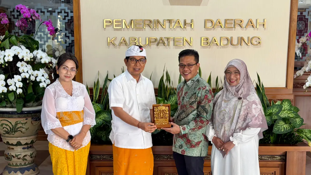 Bupati Adi Arnawa menerima kunjungan kerja dan study tiru rombongan Pemkab Bandung, Provinsi Jawa Barat di Ruang Tamu Bupati, Pusat Pemerintahan (Puspem) Badung, Selasa (14/7). (PROKOMPIM SETDA BADUNG)