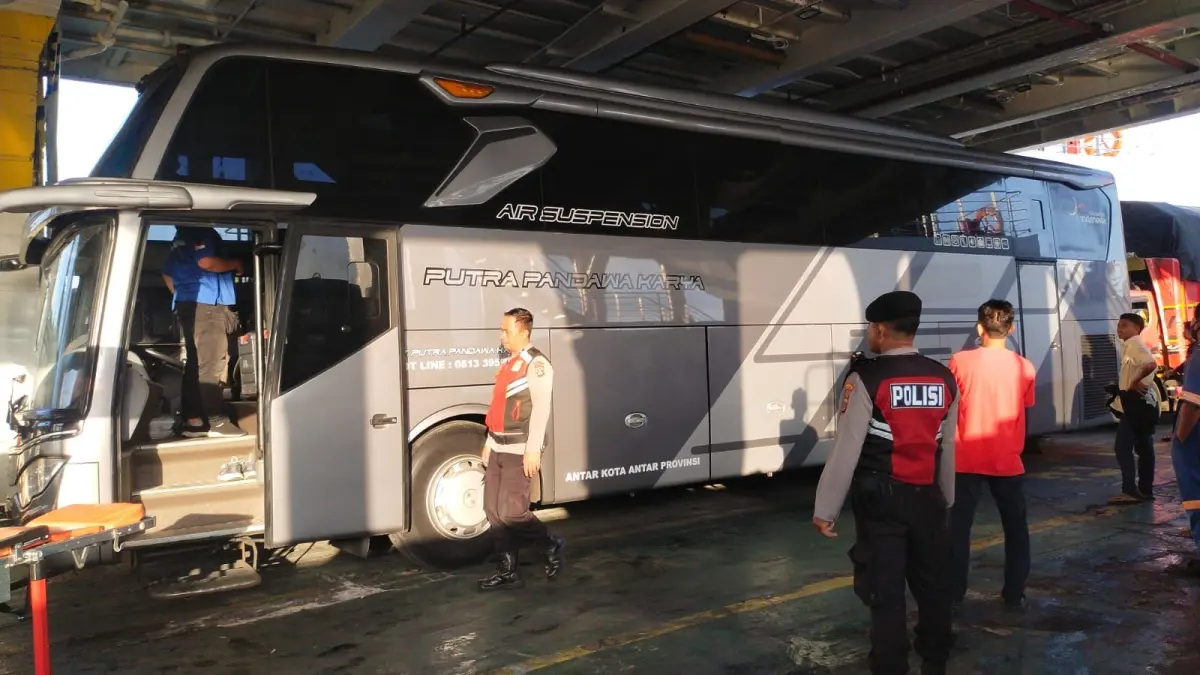 Bus Putra Pandawa Karya saat berada di atas KMP Bintang Balikpapan yang bersandar di Dermaga MB 3 Pelabuhan Gilimanuk, Selasa (14/7/2026). (ist)