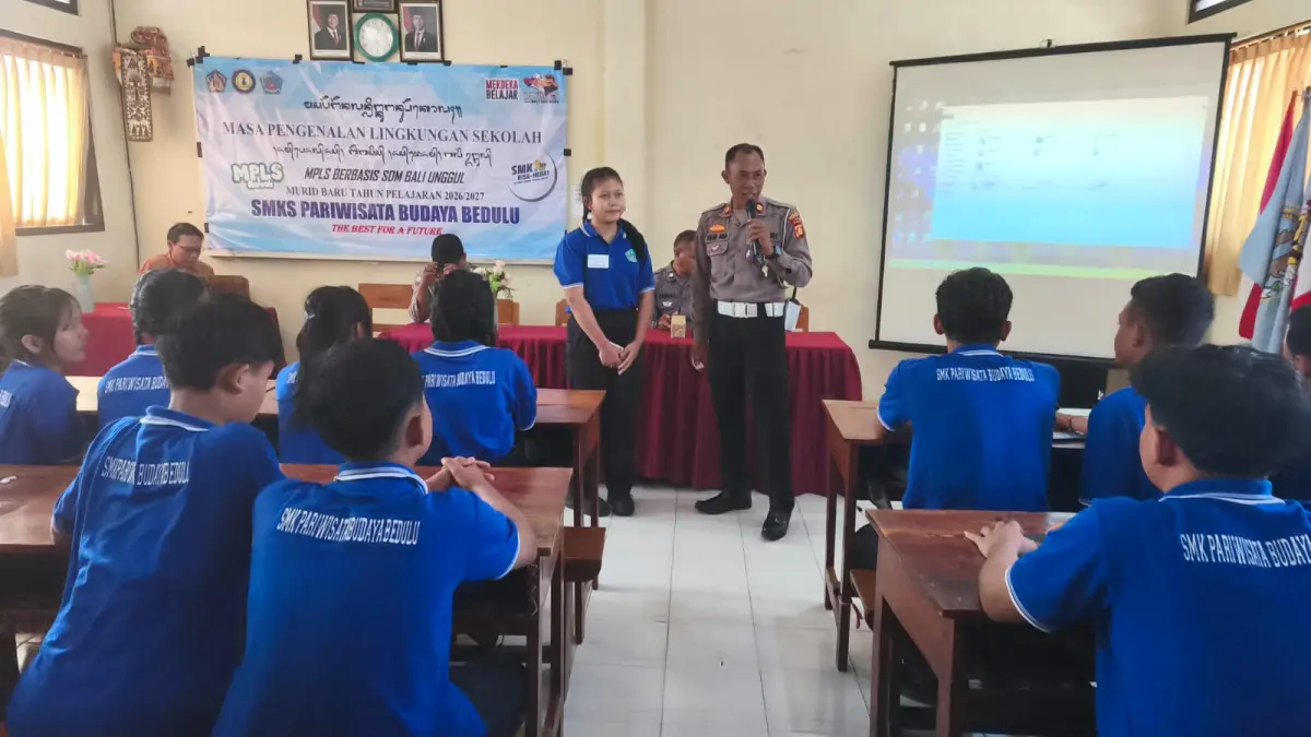KEAMANAN : Polsek Blahbatuh sosialisasikan keamanan digital di SMK Pariwisata Budaya Bedulu.