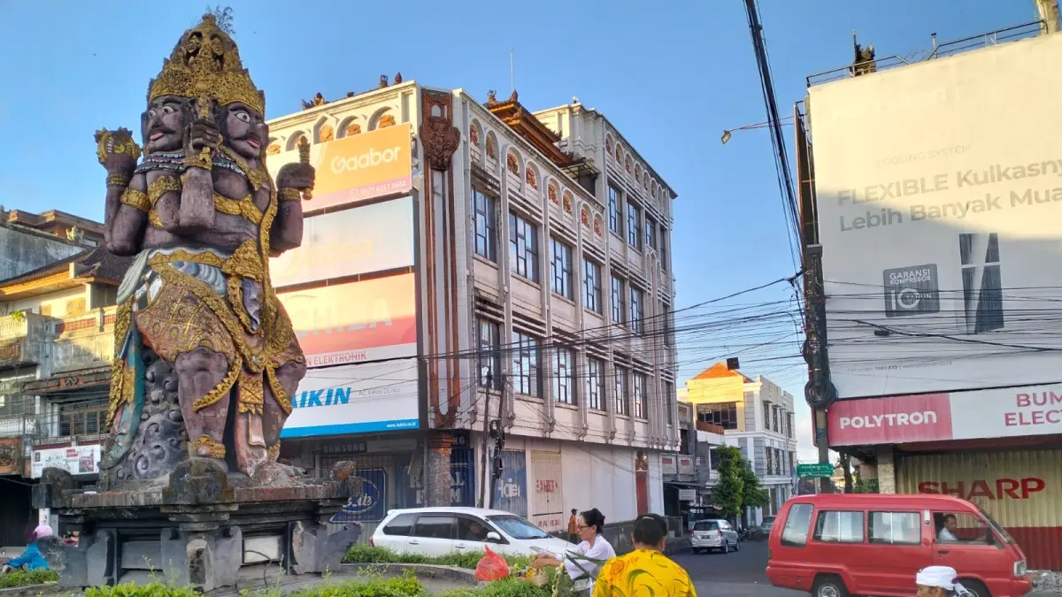 Patung catur muka di Kota Tabanan dirobohkan untuk diganti dengan patung baru. (Ist)
